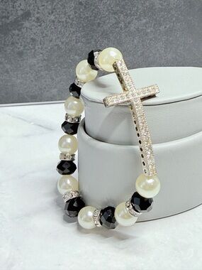 🚨3 for $15🚨 Faux Pearl & Black Bead Stretch Bracelet with Rhinestone Cross